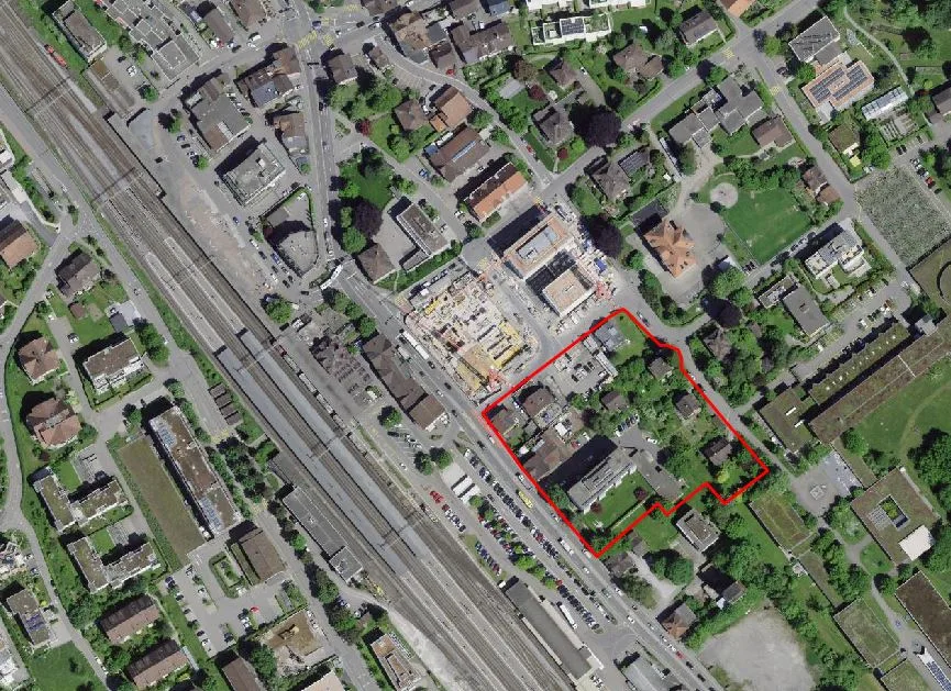 Rot eingerahmt ist grob das Gestaltungsplangebiet Pestalozzistrasse beim Bahnhof Wetzikon.